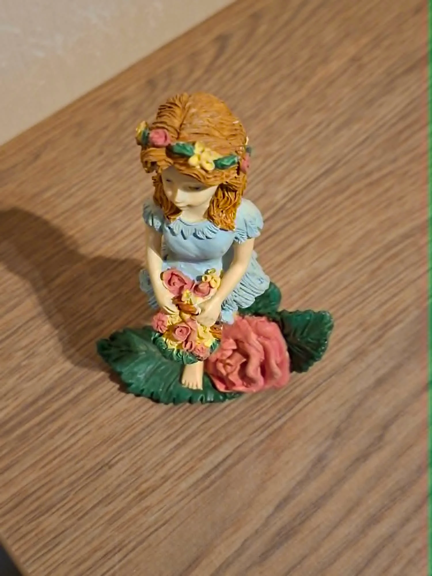 Figura decorativa: chica con flores – photo 2